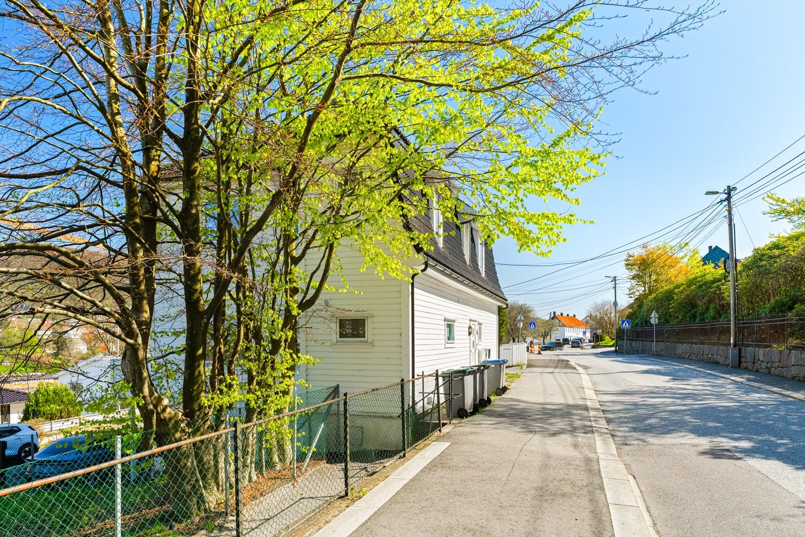 Området byr på en perfekt kombinasjon av ro og nærhet til bylivet, med kort vei til både Danmarksplass og Bergen sentrum, samt gode kollektivforbindelser og et bredt utvalg av servicetilbud i nærområdet. Galleribilde