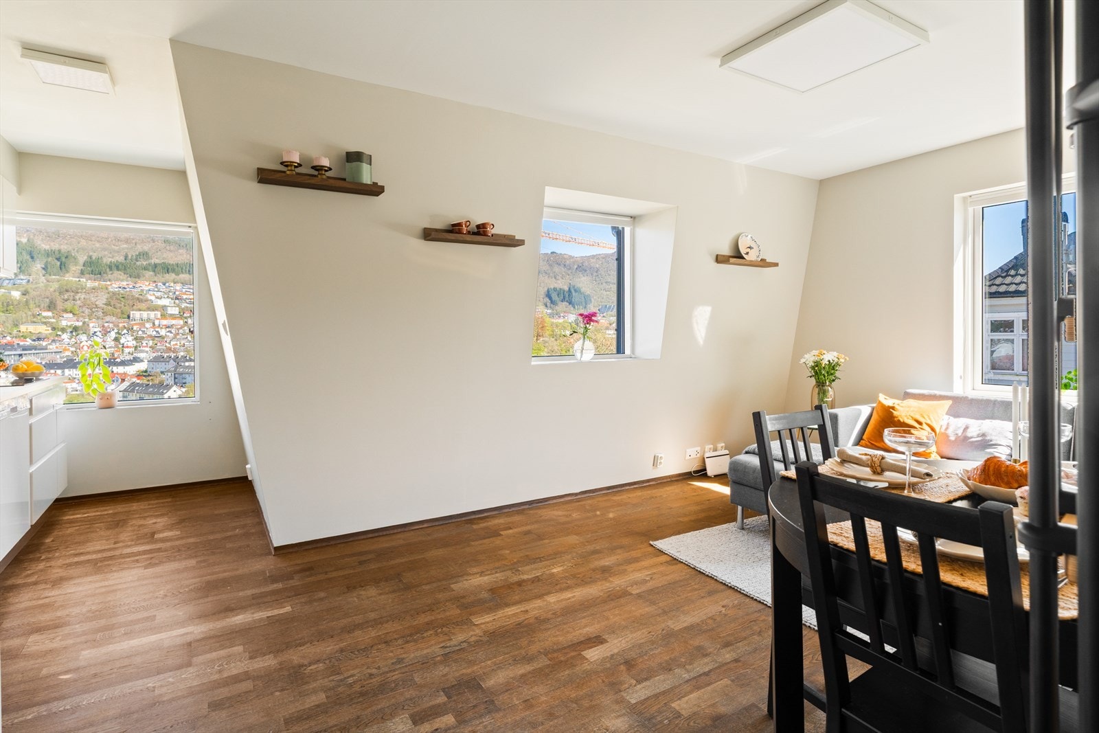 Velkommen inn i en romslig og hyggelig stue! Galleribilde