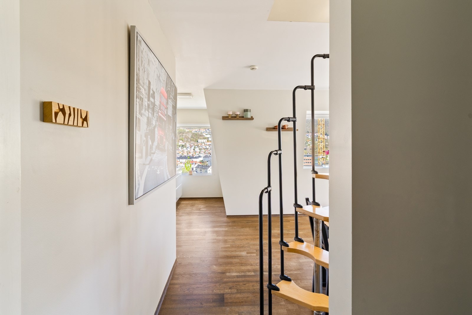 Boligen er utstyrt med smarthusløsning for belysning fra IKEA, som gir enkel og moderne styring av lyssettingen i hjemmet. Galleribilde