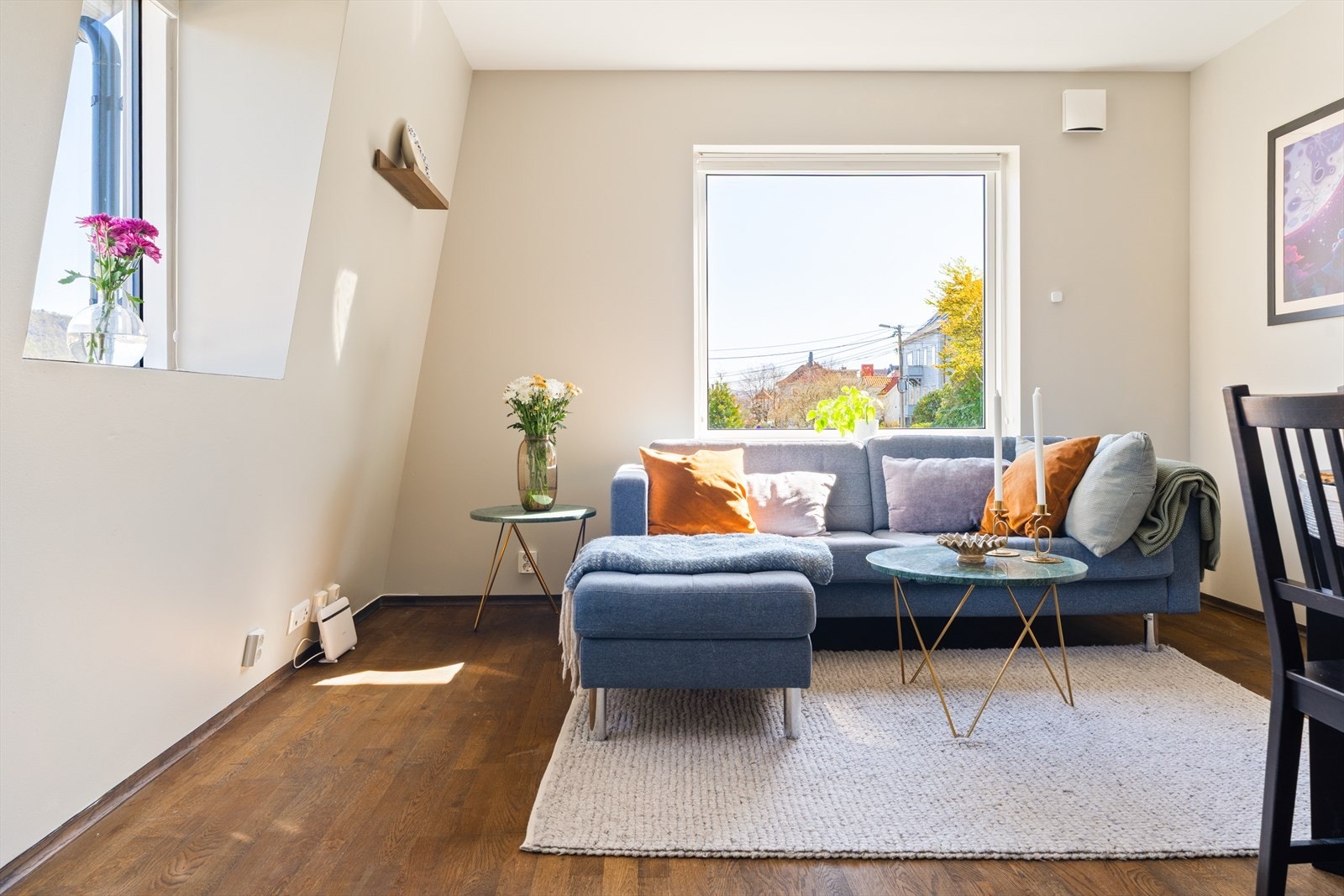 Her er det god plass til både sofagruppe og spiseavdeling. Galleribilde
