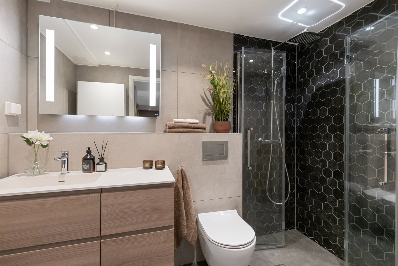 Badet ble rehabilitert i 2019 og har elektrisk gulvvarme, downlights i taket og moderne innredning fra Sigdal. Galleribilde