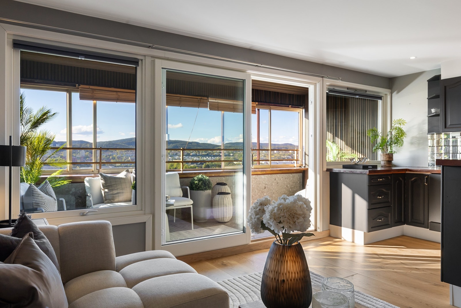 Skyvedøren til balkongen er fra 2020 og har to-lags glass, som bidrar til god isolasjon. Galleribilde