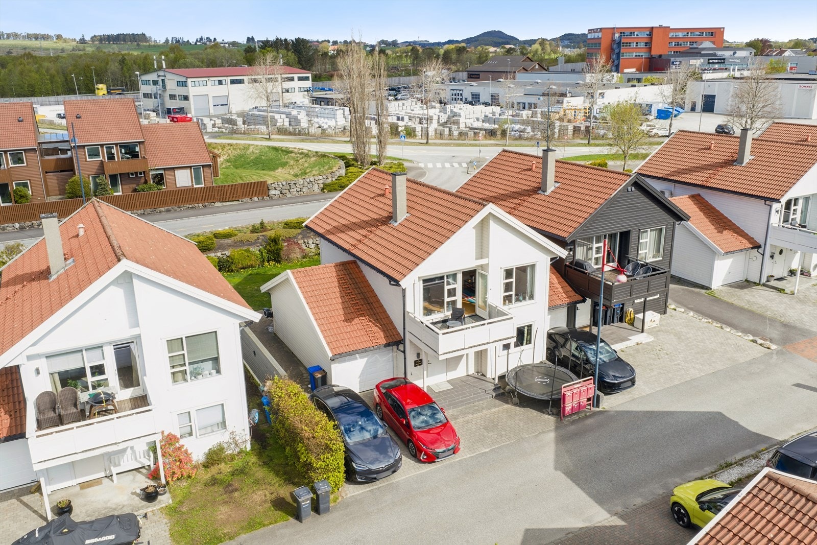 Enebolig i rekke over to plan, beliggende i Smeaheia i Sandnes. Galleribilde