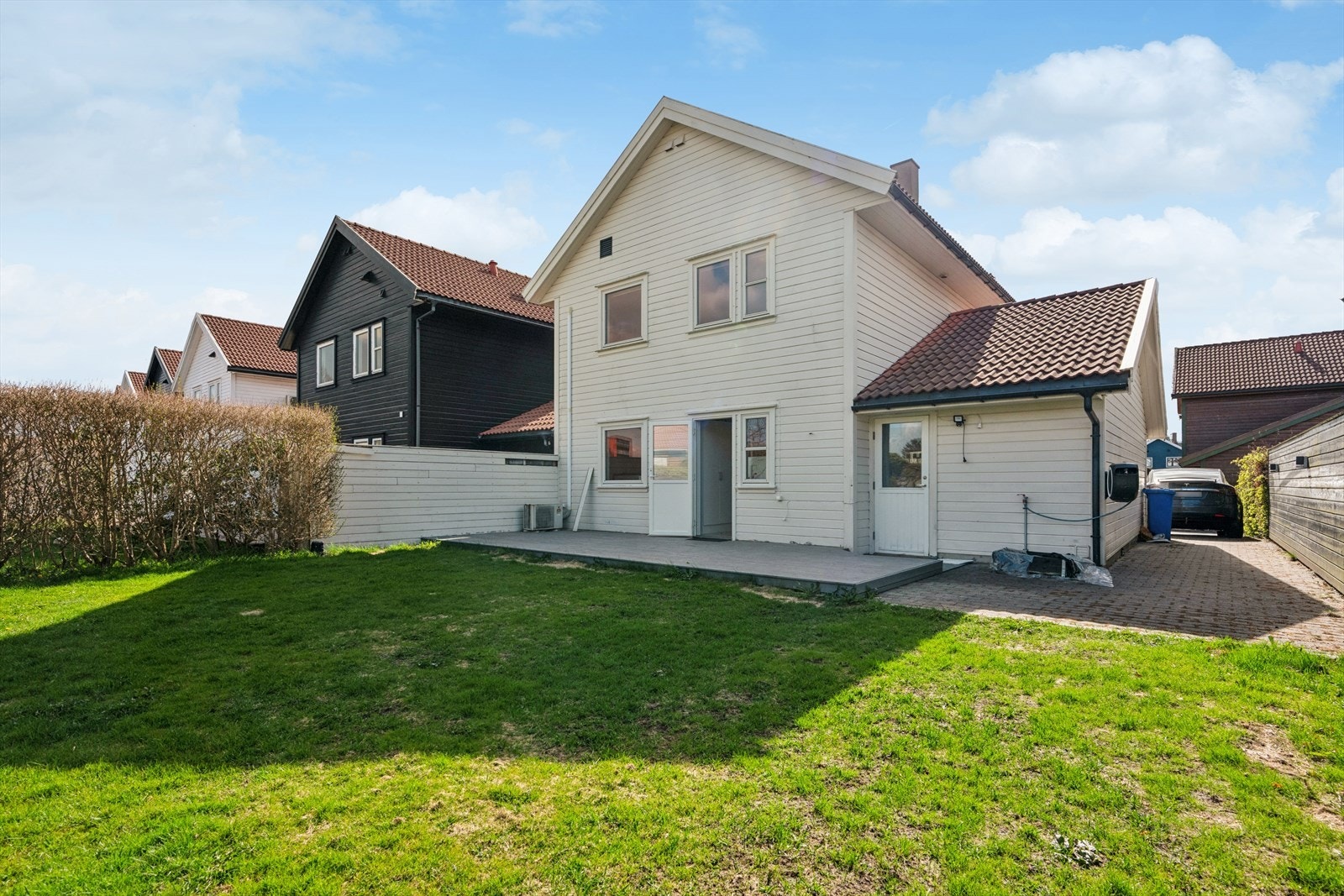 Hagen er pent opparbeidet med plen og hekk som skjermer for innsyn. Galleribilde