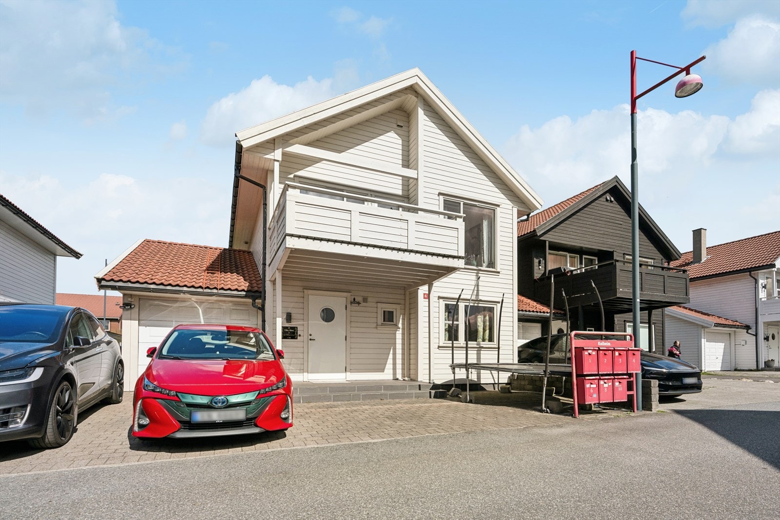 Tilknyttet boligen er også garasje med bod. Galleribilde