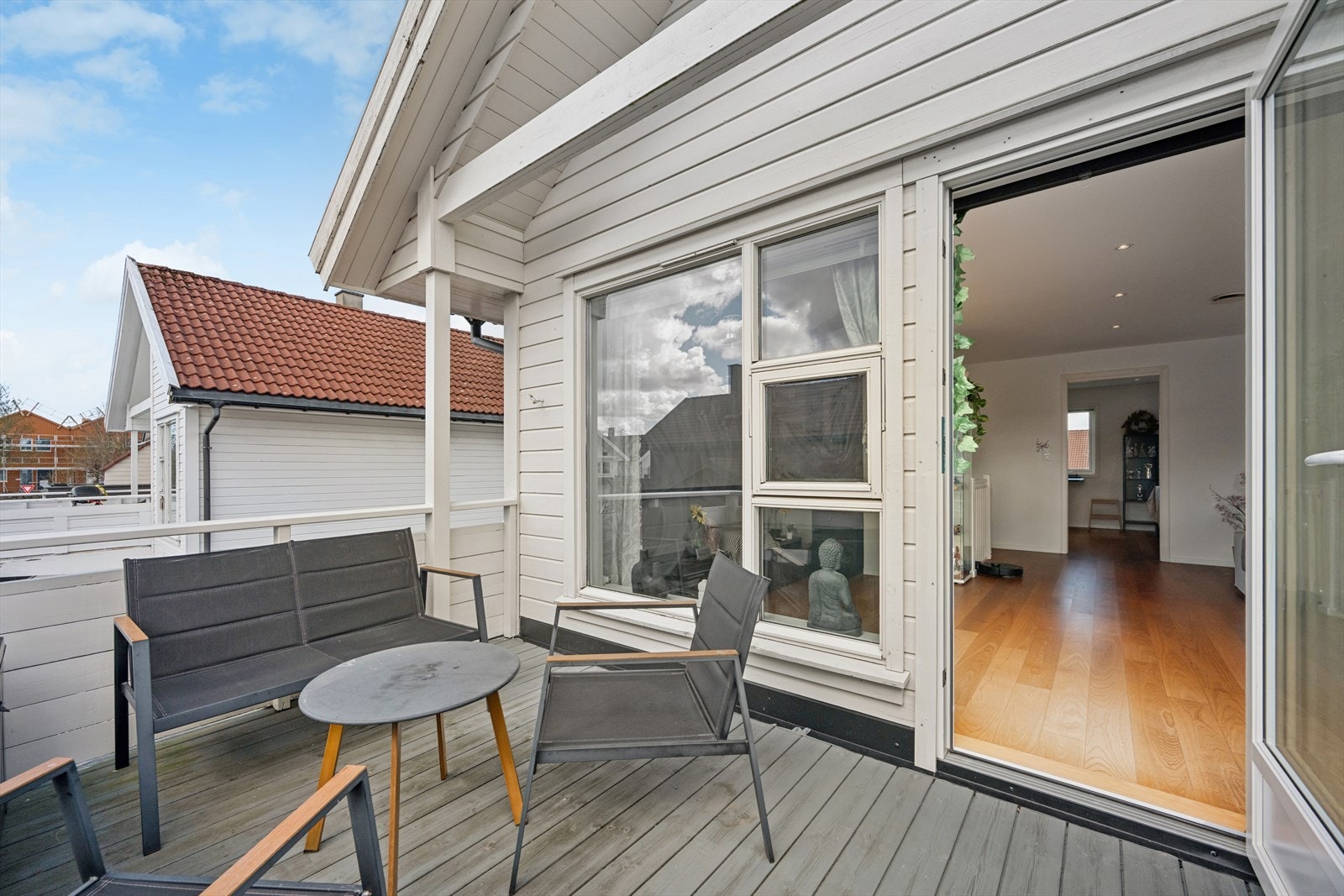 Balkongen er på ca. 8 m² og har plass til en trivelig sittegruppe. Galleribilde