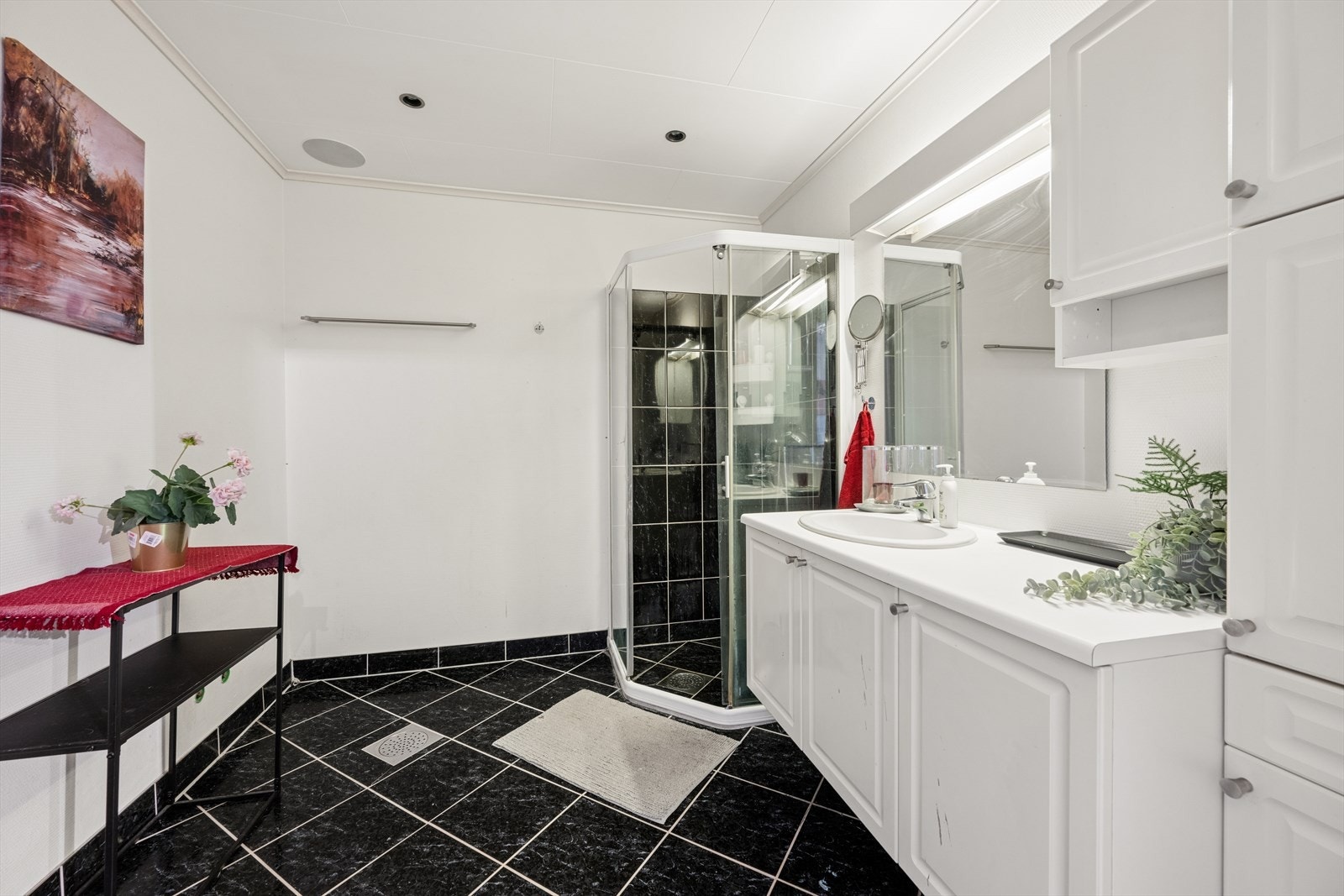 Badet i første etasje har våtromstapet på veggene og fliser i dusjsonen. Galleribilde
