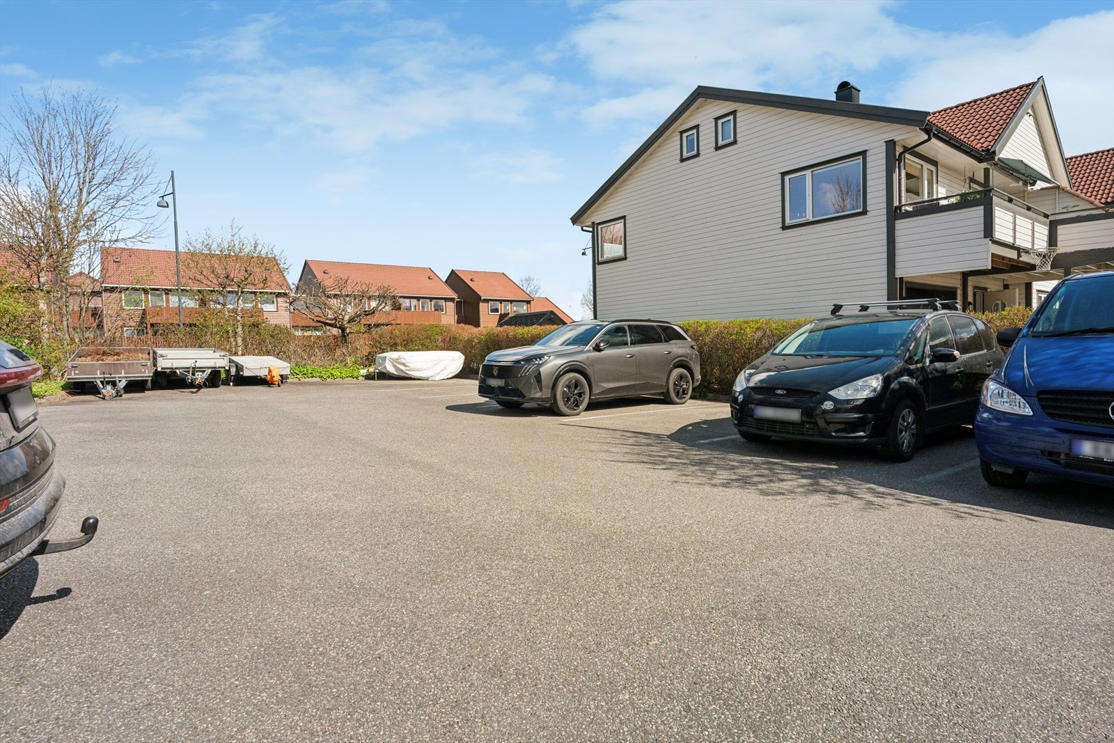 Felles parkeringsområde for gjester i nabolaget. Galleribilde