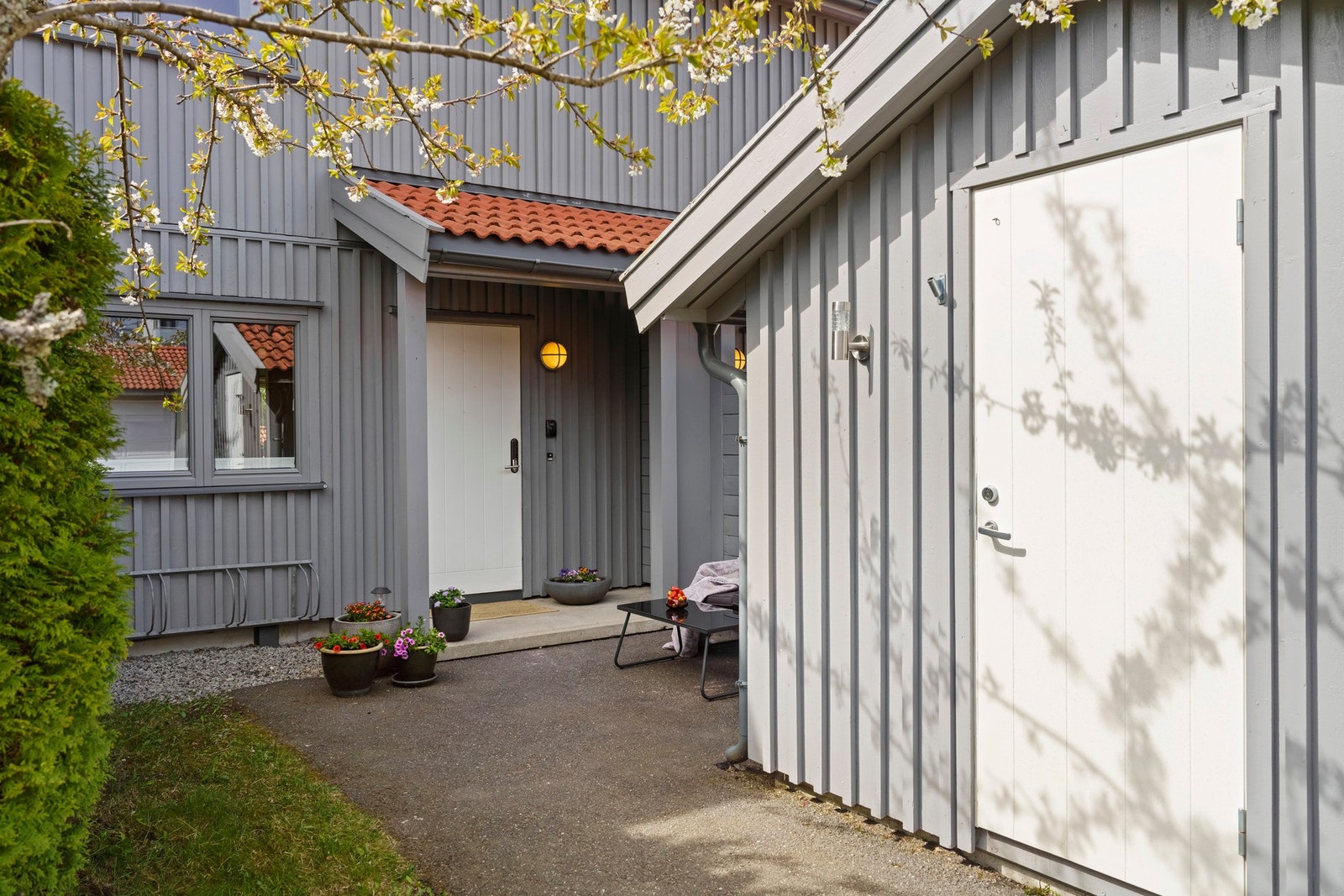 For ekstra lagringsplass er det innvendig bod/vaskerom, loft samt utvendig sportsbod. Galleribilde