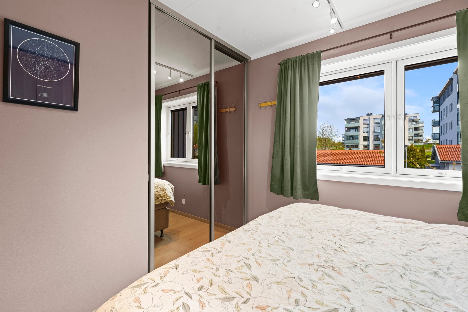 Hovedsoverommet har garderobeskap. Galleribilde