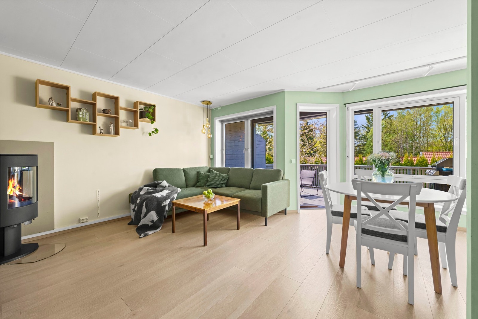 Rekkehuset har en lys og innbydende stue med store vindusflater og utgang til vestvendt, skjermet terrasse og hage. Galleribilde