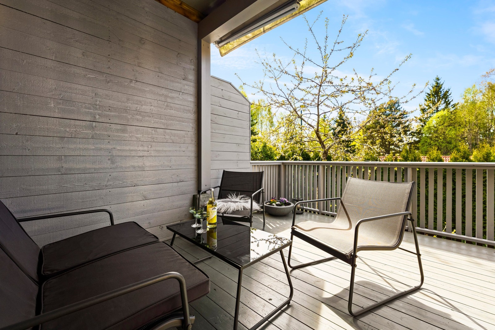 Vestvendt delvis overbygget terrasse på 18 kvm. Galleribilde