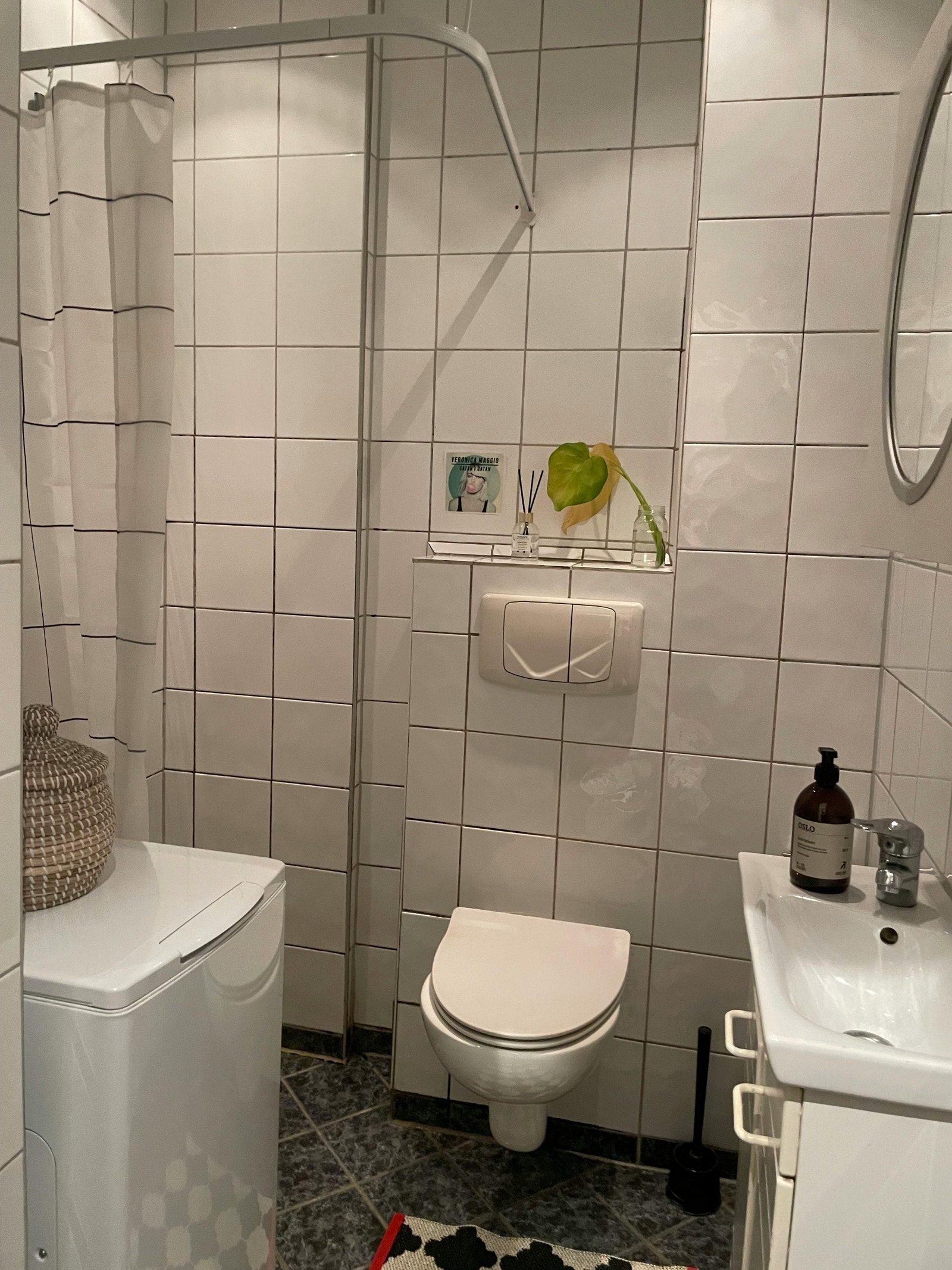 fint og stort bad med vaskemaskin Galleribilde
