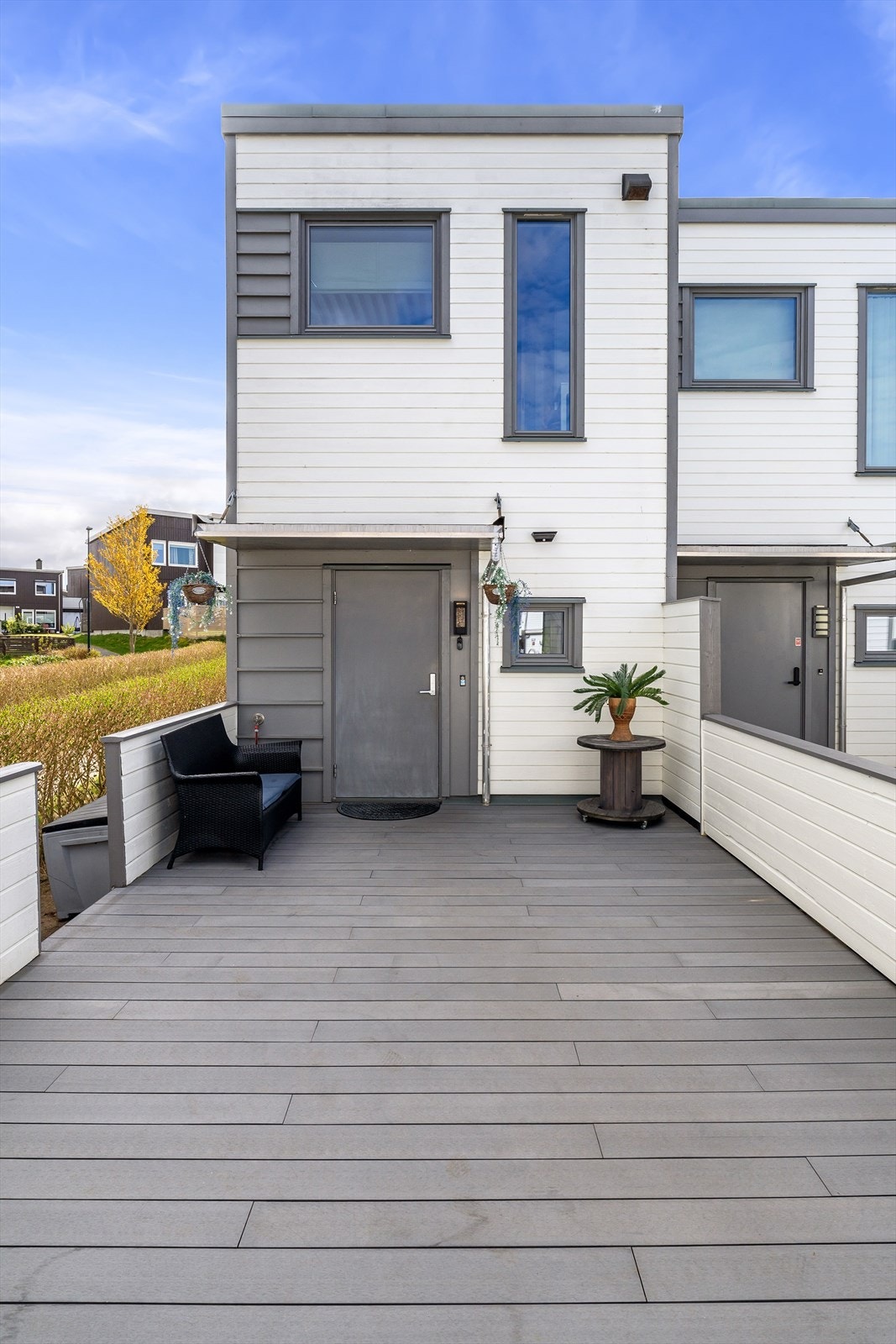 Ved inngangspartiet er det en romslig terrasse med et vedlikeholdsvennlig dekke av komposittbord. Galleribilde