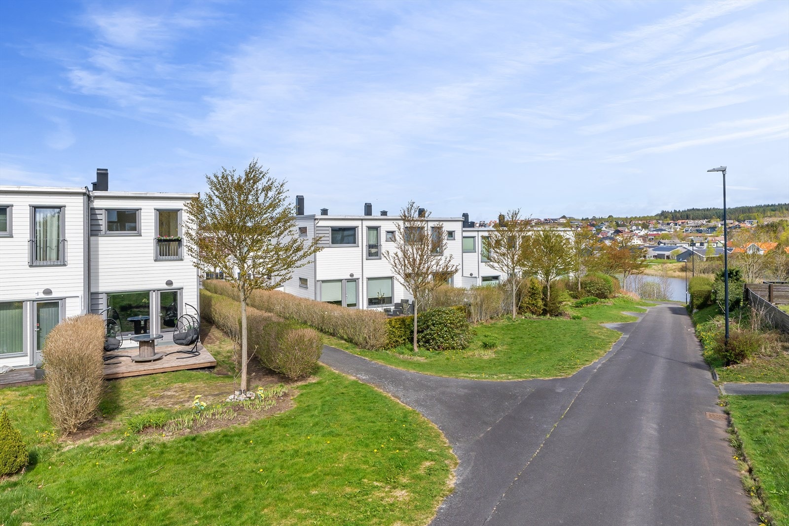 Enderekkehus med godt innhold i et attraktivt område. 2 soverom, lyst bad og stue/kjøkken i åpen løsning. Galleribilde