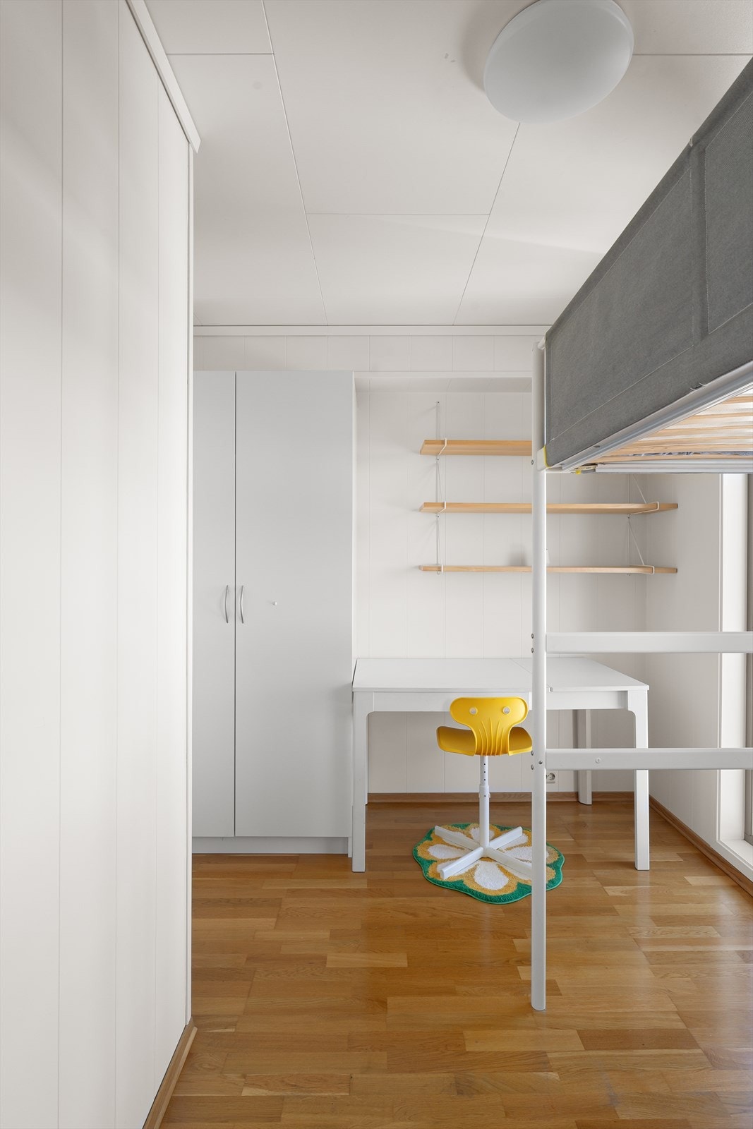 Plass til garderobe og pult. Galleribilde