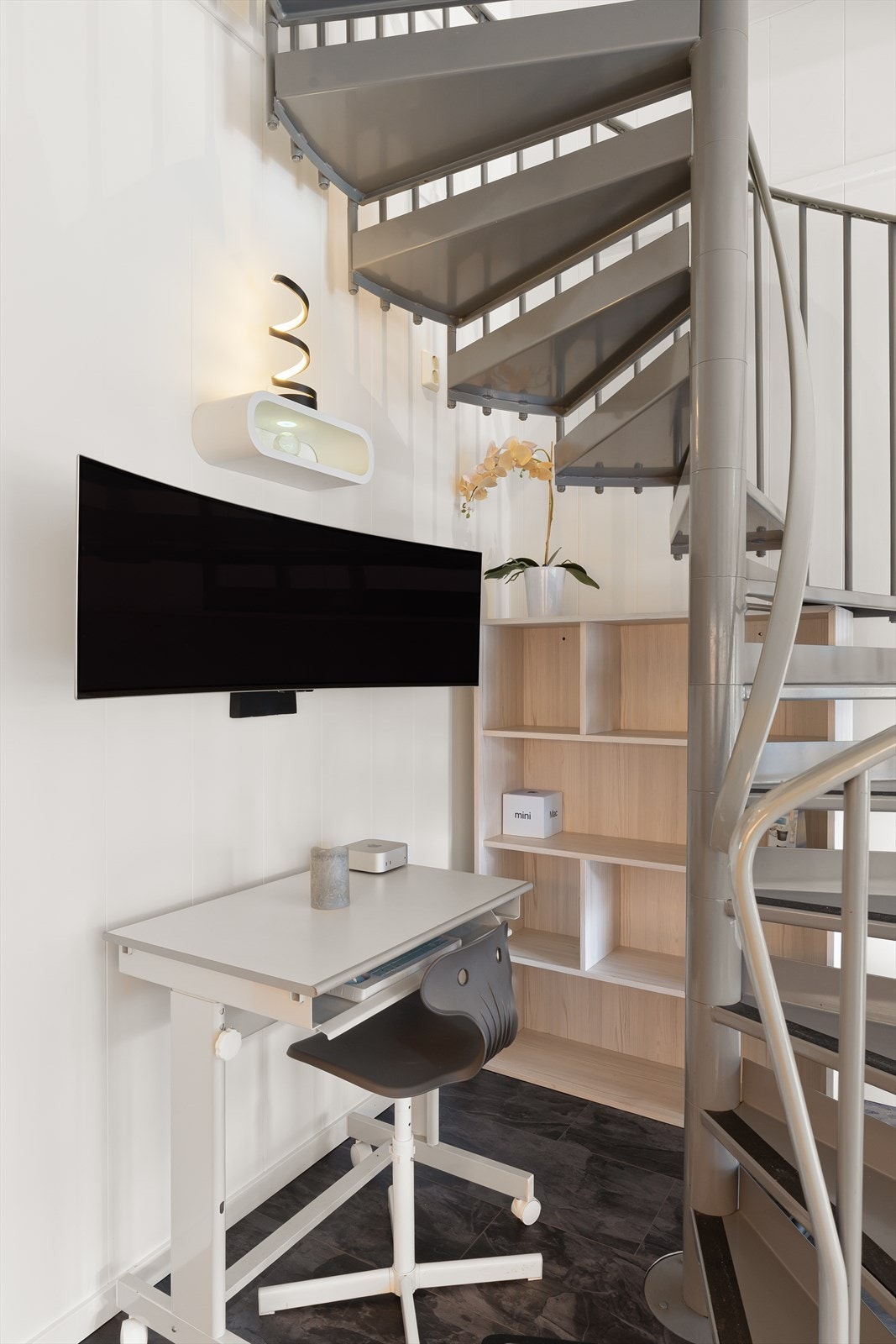 Under trappen er det en smart utnyttet plass for en liten kontorkrok. Galleribilde
