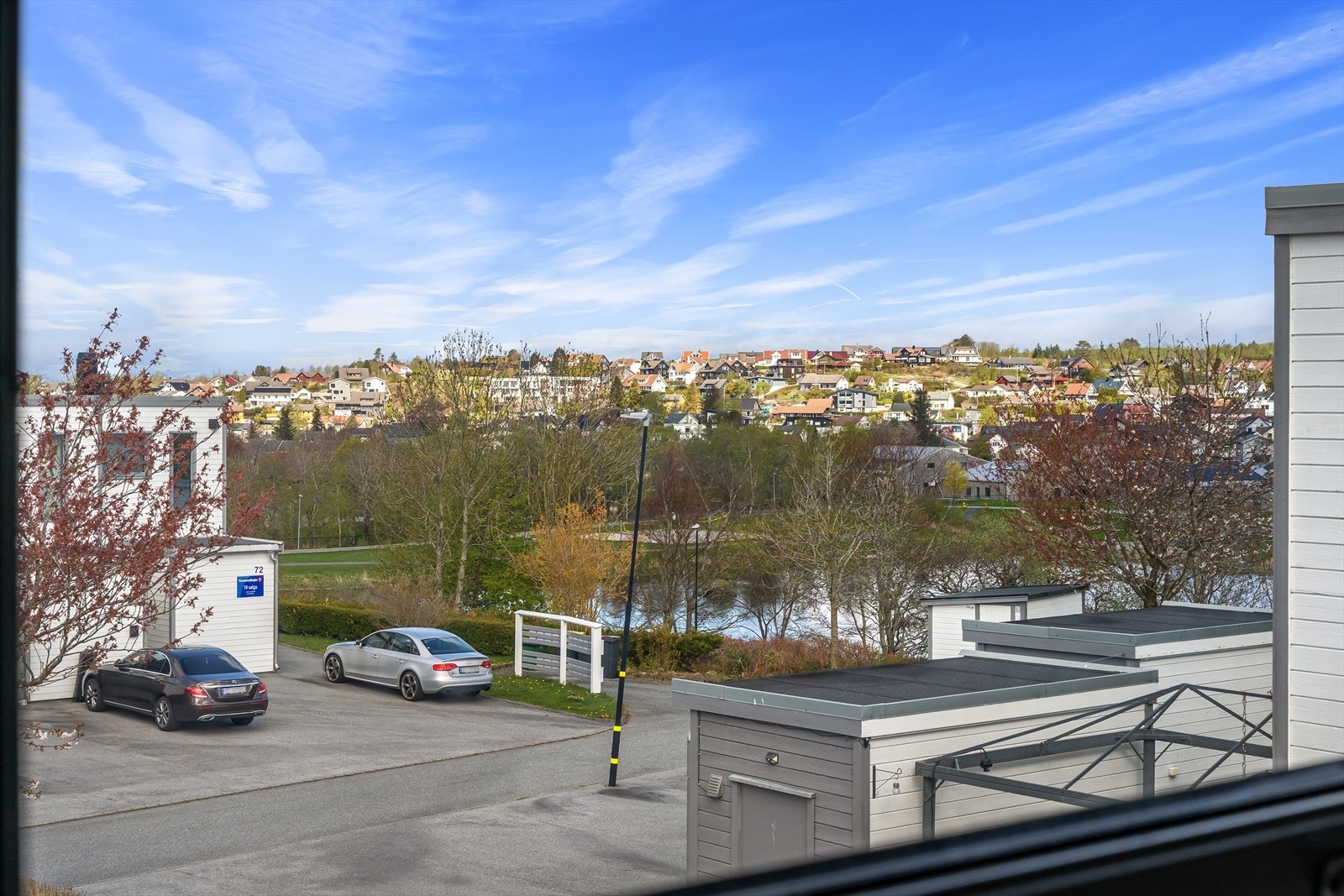Parkering i gårdsrom. Galleribilde