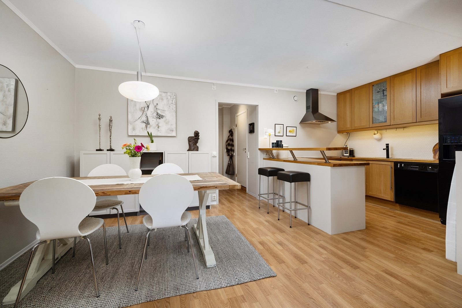 Velkommen til en lys og fin 2-roms leilighet i Syrinveien 15B, presentert av Fredrik Engebråten v/Proaktiv. Galleribilde
