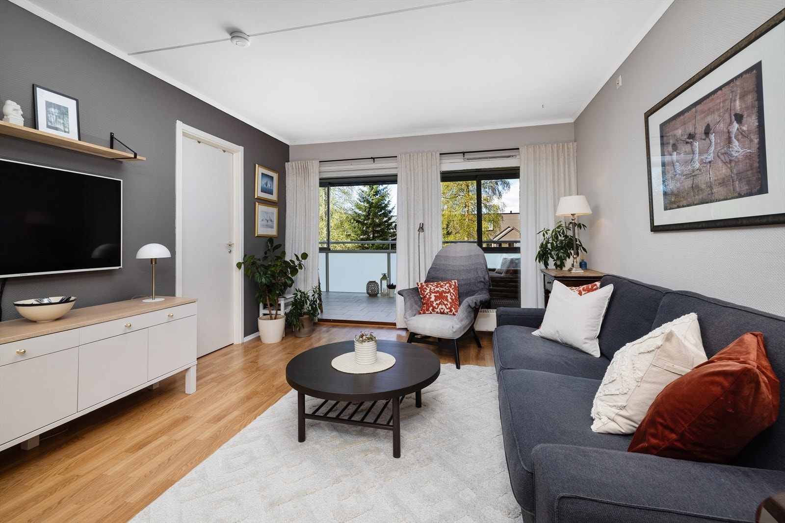 Det er plass til å innrede sofagruppe og tv i egen sone. Galleribilde