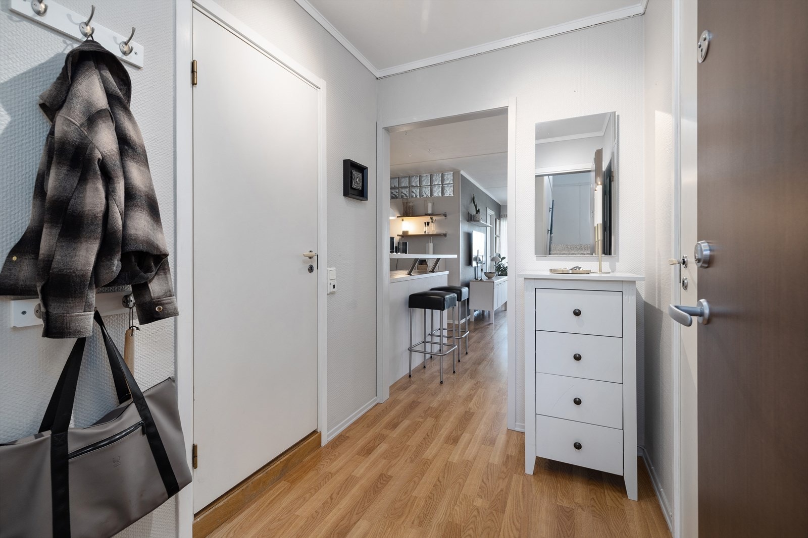 Lys entré med plass til yttertøyet. Galleribilde