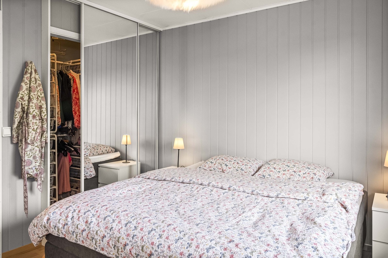 soverom med skyvedørsgarderobe Galleribilde
