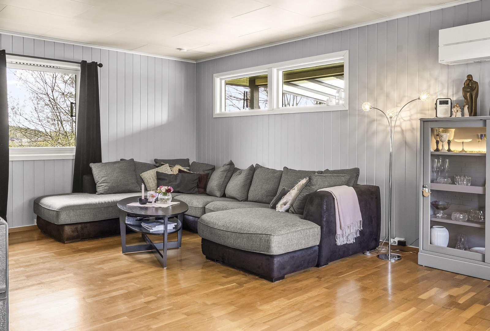 Stor og fin stue med god plass for salong og tilhørende møblement. Galleribilde