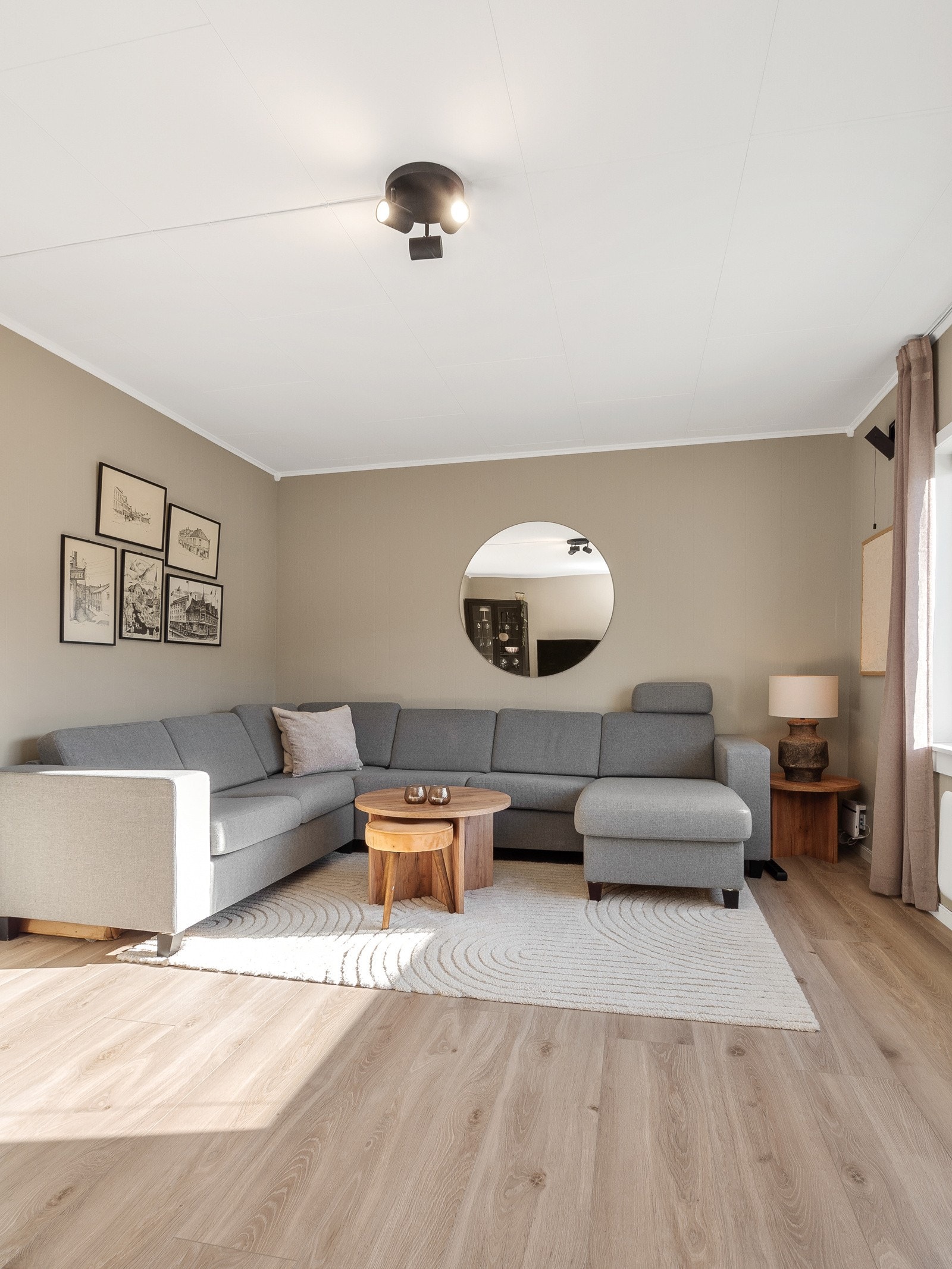 Stuen er av fin størrelse, og har god plass til stor sofa eller sittegruppe Galleribilde