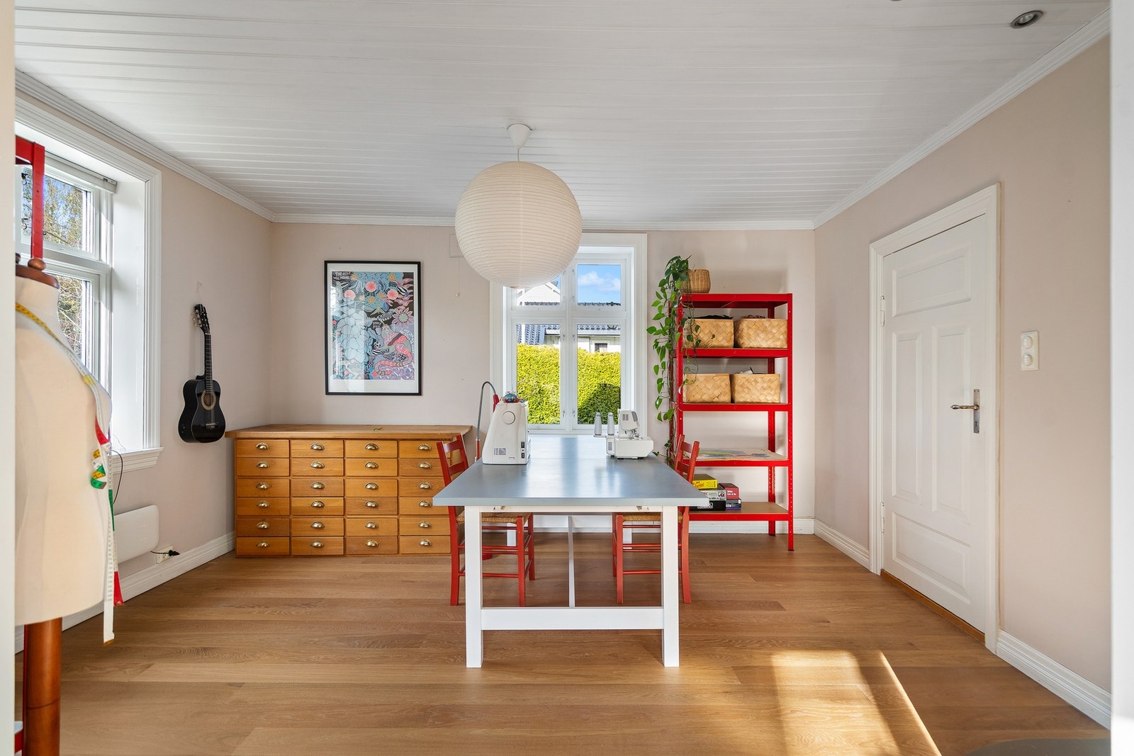 Spisestuen sammen med kjøkkenet er selve hjertet i huset...... Galleribilde