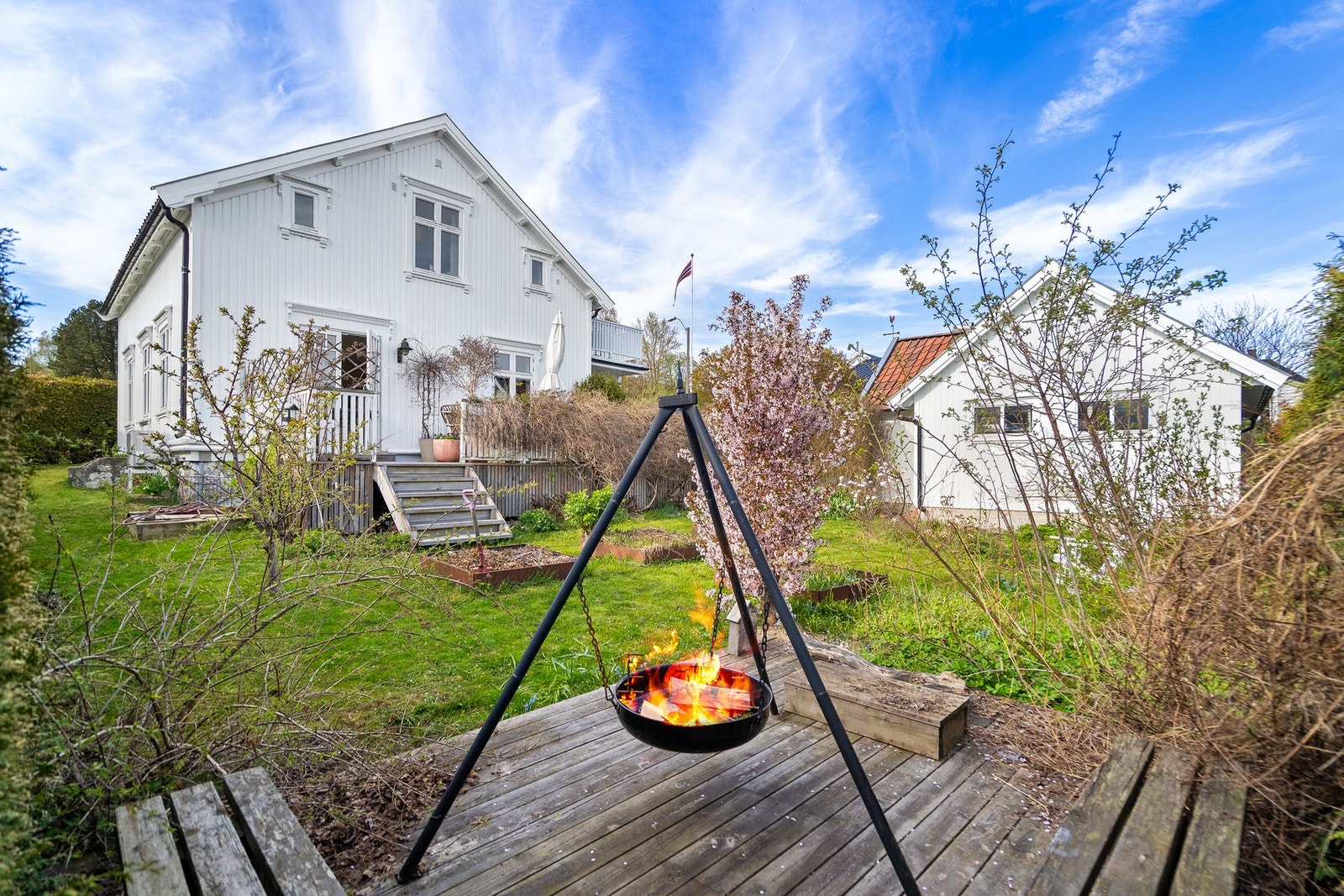 Det er etablert en fin grillplass nederst i hagen Galleribilde