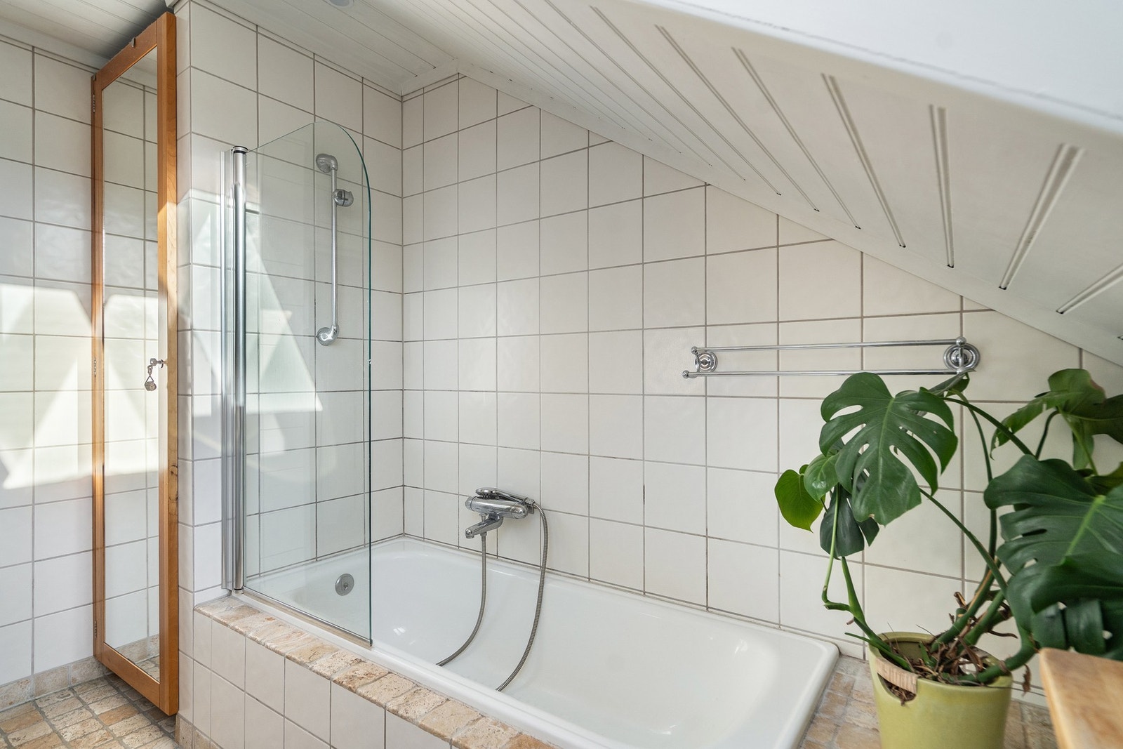 Badet er flislagt på tidløse og fine fliser på gulv og vegger Galleribilde