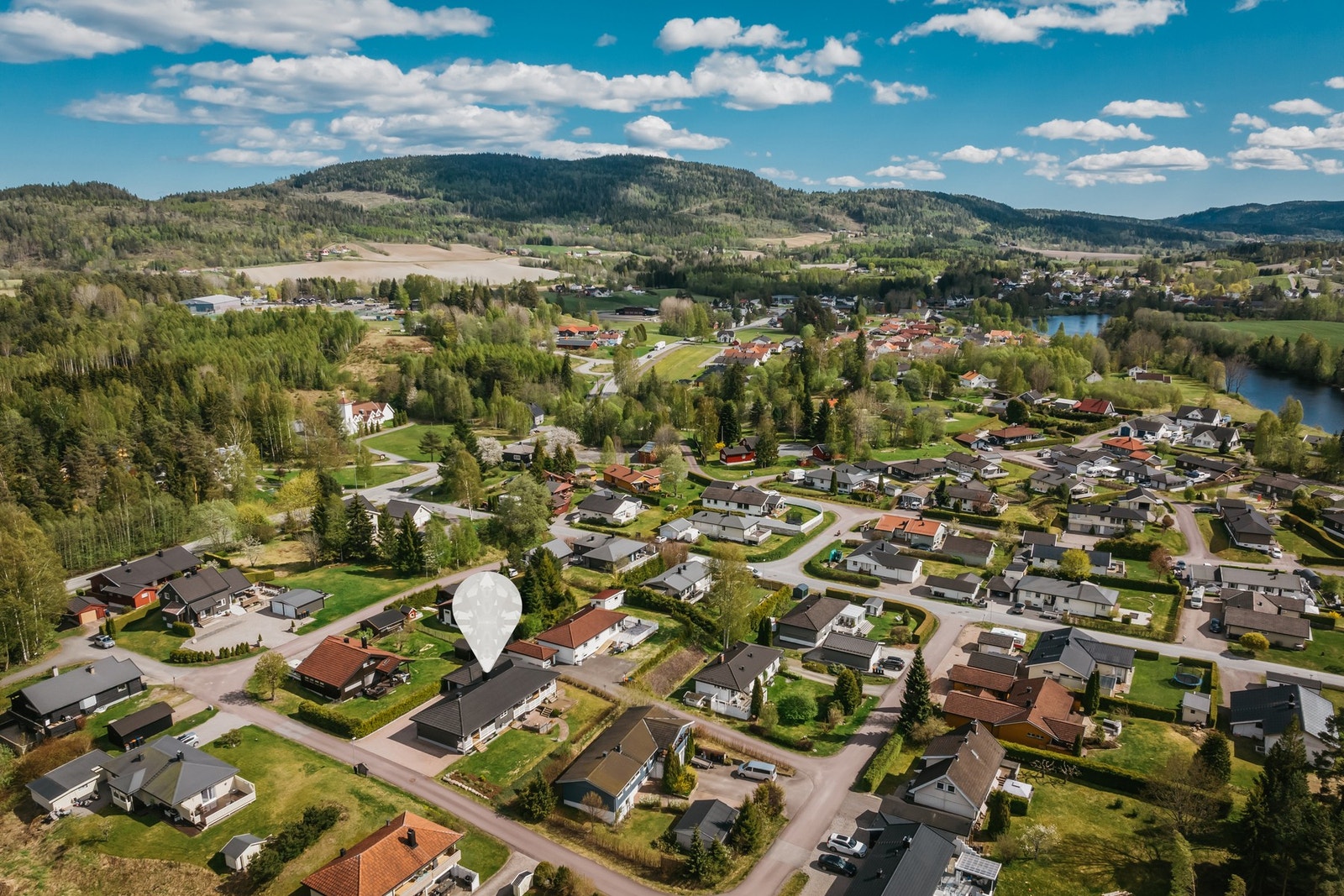 Boligen ligger i kort avstand til både Kongsberg, Drammen, Holmestrand etc. I Hvittingfoss sentrum finne du både dagligvare, apotek, klesbutikk, sportsbutikk mm. Galleribilde
