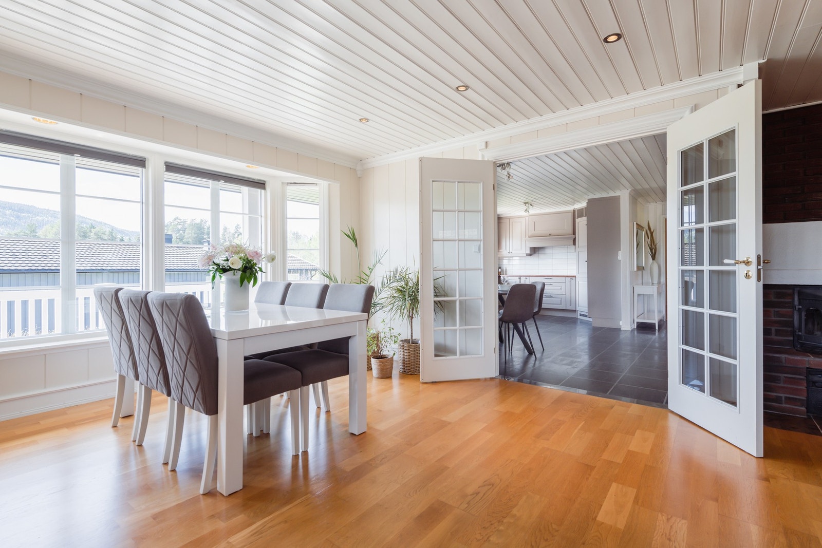 Den delikate stuen er luftig og romslig, med plass til både sofa- og spisestuemøbler, downlights i taket og en herlig atmosfære. Galleribilde