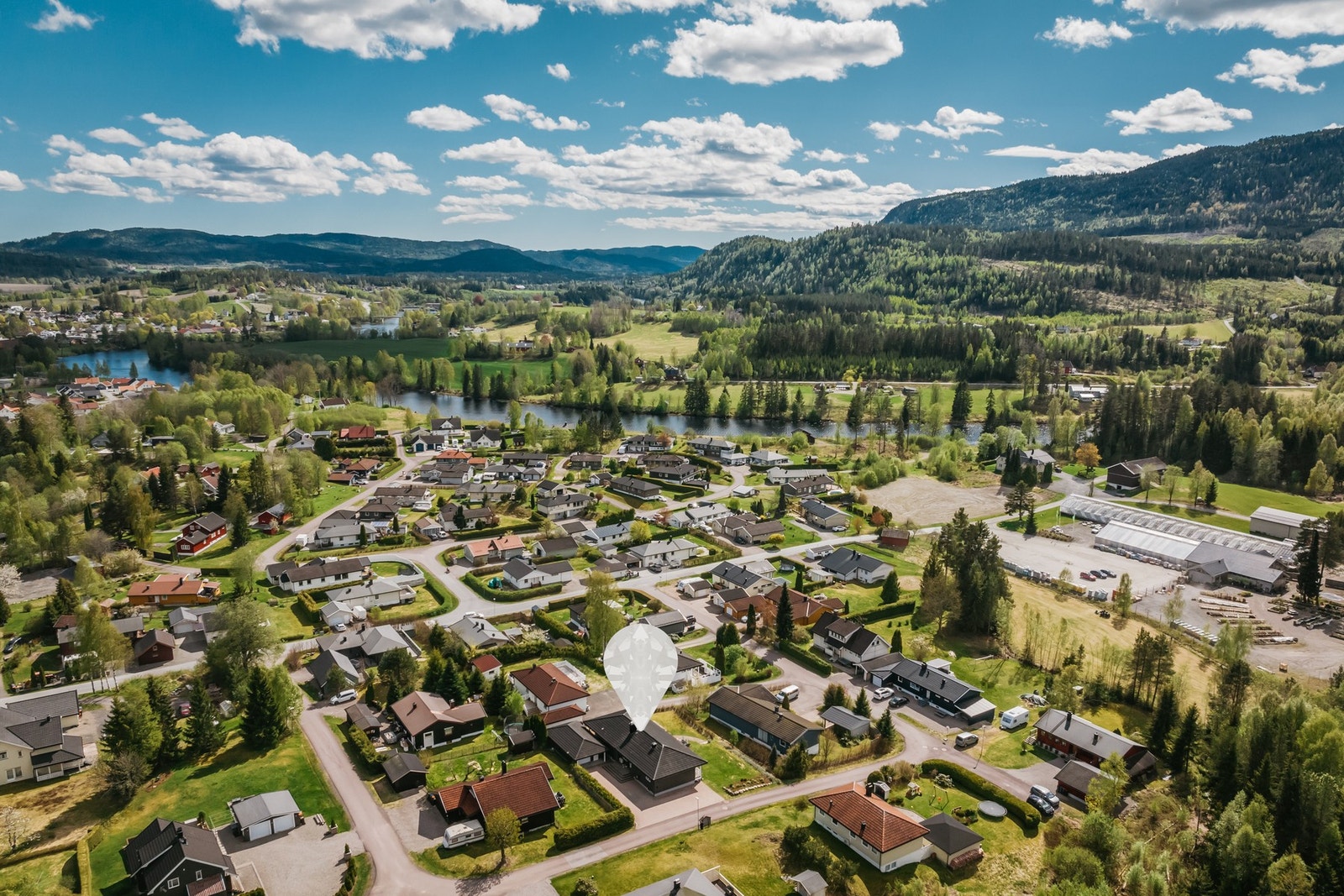 Boligen ligger i et rolig og trygt boligområde, like i nærheten av sentrum, skole, barnehage og fritidsaktiviteter - uten at du må gi slipp på stillheten og roen. Galleribilde