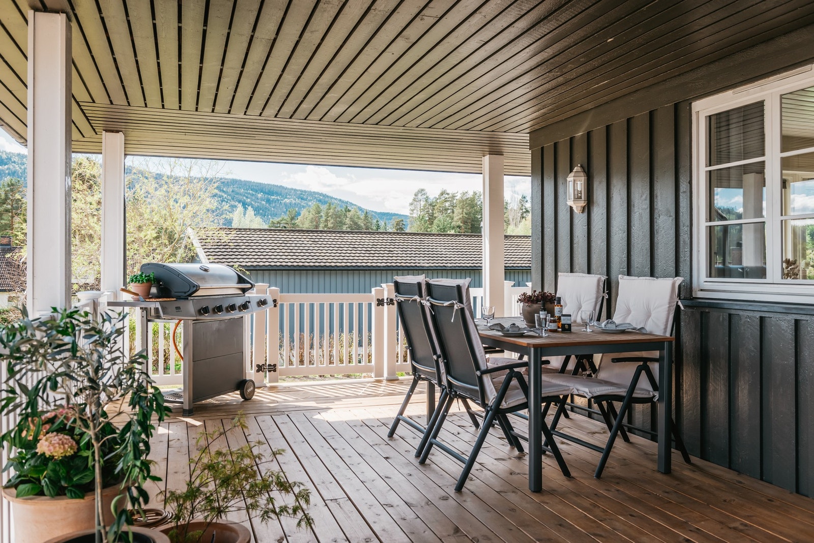 Den store terrassen er en drøm - delvis overbygget og lun, perfekt for lange sommerdager og hyggelige måltider utendørs. Galleribilde