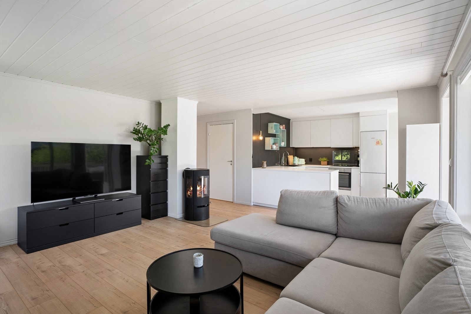 Stuen har en herlig peis som gir ekstra hygge på litt mørkere kvelder Galleribilde