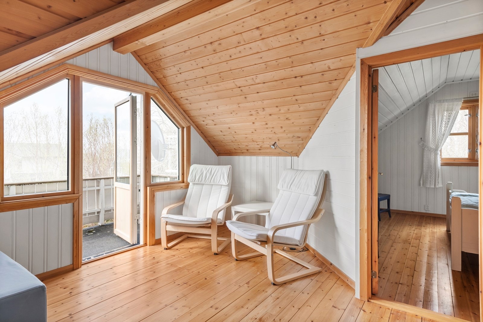 Loftsstuen er todelt - fra denne delen når du en balkong. Galleribilde