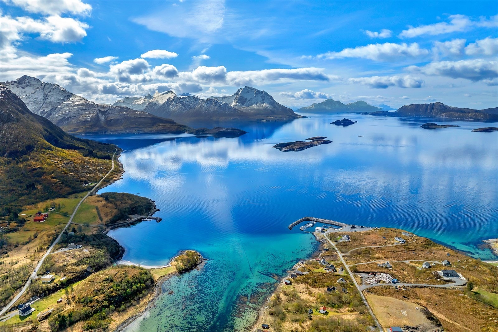Eiendommen ligger i et hyttefelt ved Osen i Konsvikosen, ca. 11 mil fra Mo i Rana. Den har en sørøstvendt beliggenhet, ca. 80 meter fra havet, med utsikt mot Ultinden, Aldra og Skipsleia. Galleribilde