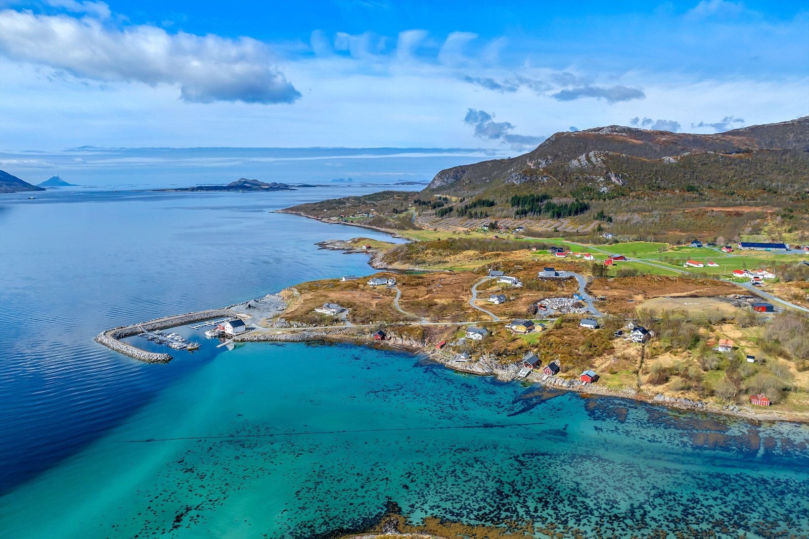 Området har en maritim beliggenhet med gode muligheter for fiske, båtliv og
naturopplevelser både langs kysten og i fjellterreng. Avstanden til Mo i Rana er ca. 110 kilometer Galleribilde