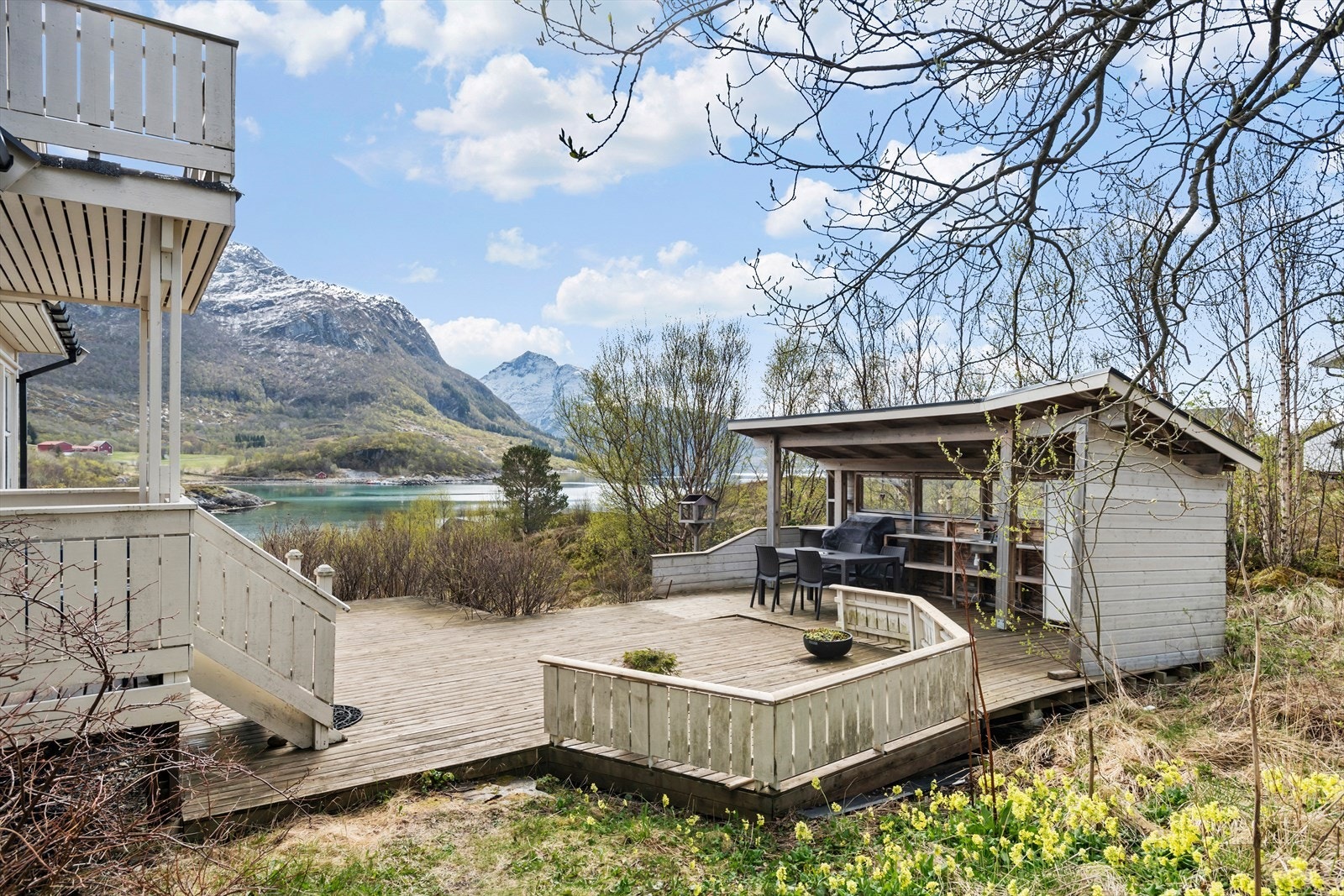 Terrasse mot hagestue og inngangsparti. Galleribilde