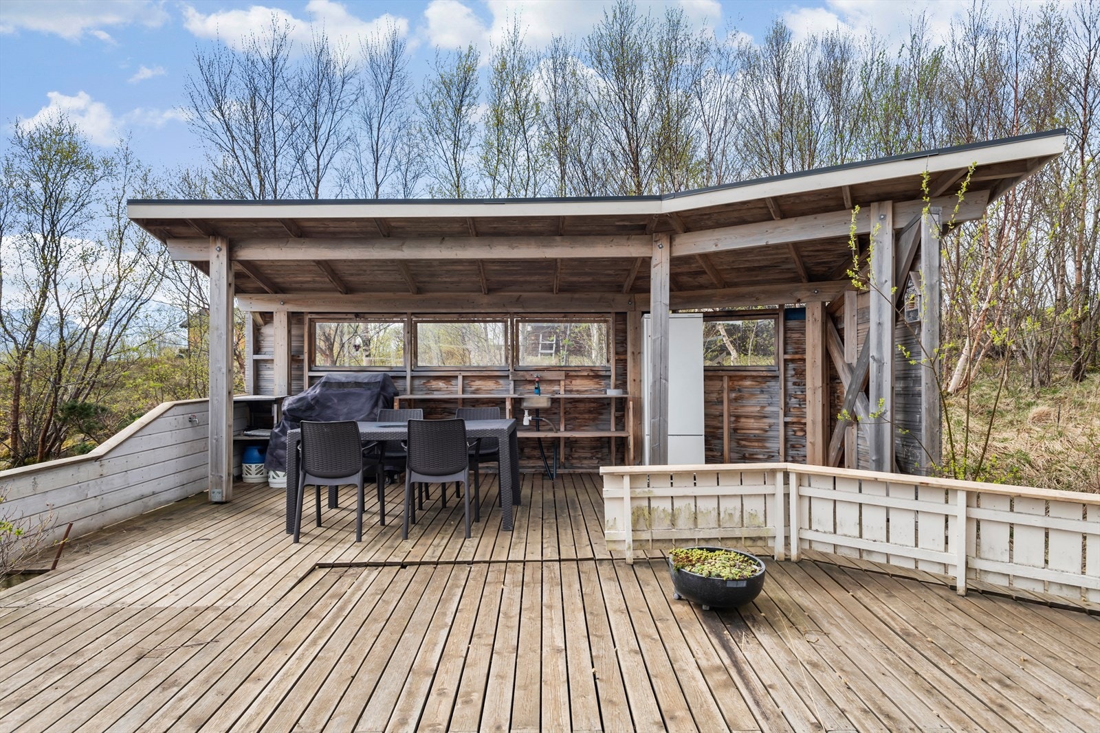 Mye terrasse areal, dels takoverbygget. Galleribilde