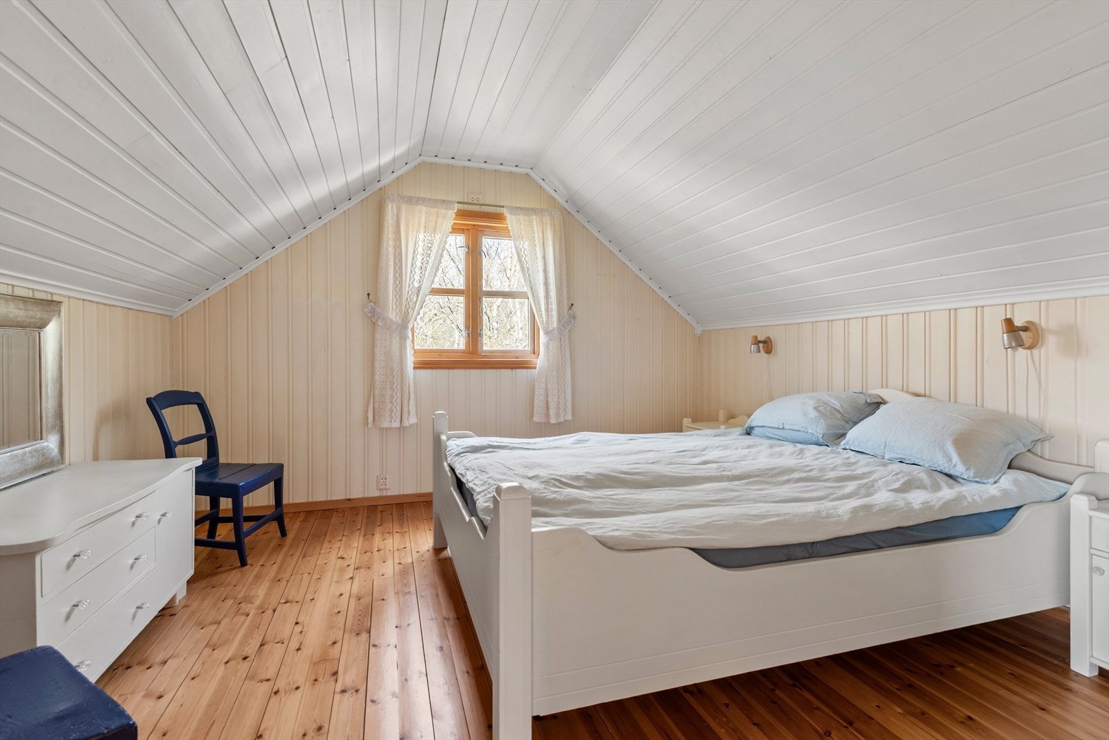Soverommet i loftsetasje. Galleribilde