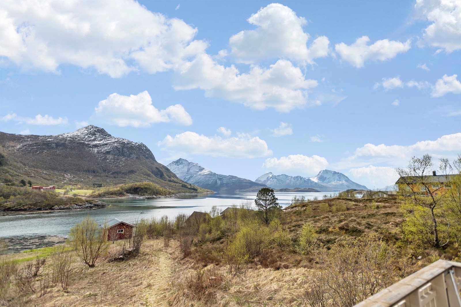 Det er dagligvarebutikker både i Kvina og på Tonnes. På Tonnes er det også Oskarbrygga restaurant og både hurtigbåtkai og ny fergekai som bringer deg ut
i Lørøy/ Rødøybassenget eller du vil ta en vakker dagstur med Nexen til Bodø. Galleribilde