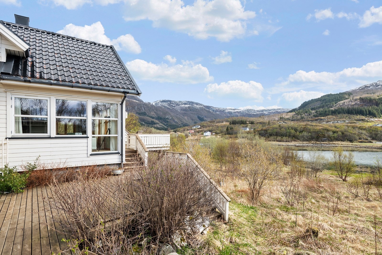 I senere år har det i sommersesongen poppet opp gode spiseplasser som Oleas kjøkken på Indre Kvarøy, Klokkergården på Rødøy, populære Selsøyvik og Gjerøy. Galleribilde