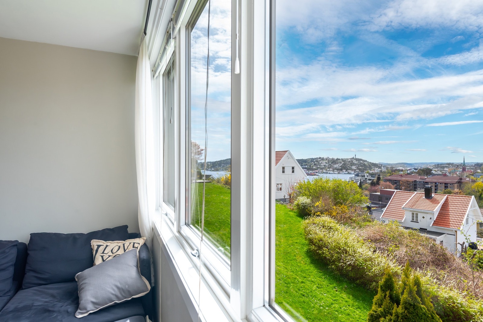 Nydelig utsikt mot byfjorden og nærområdet. Galleribilde