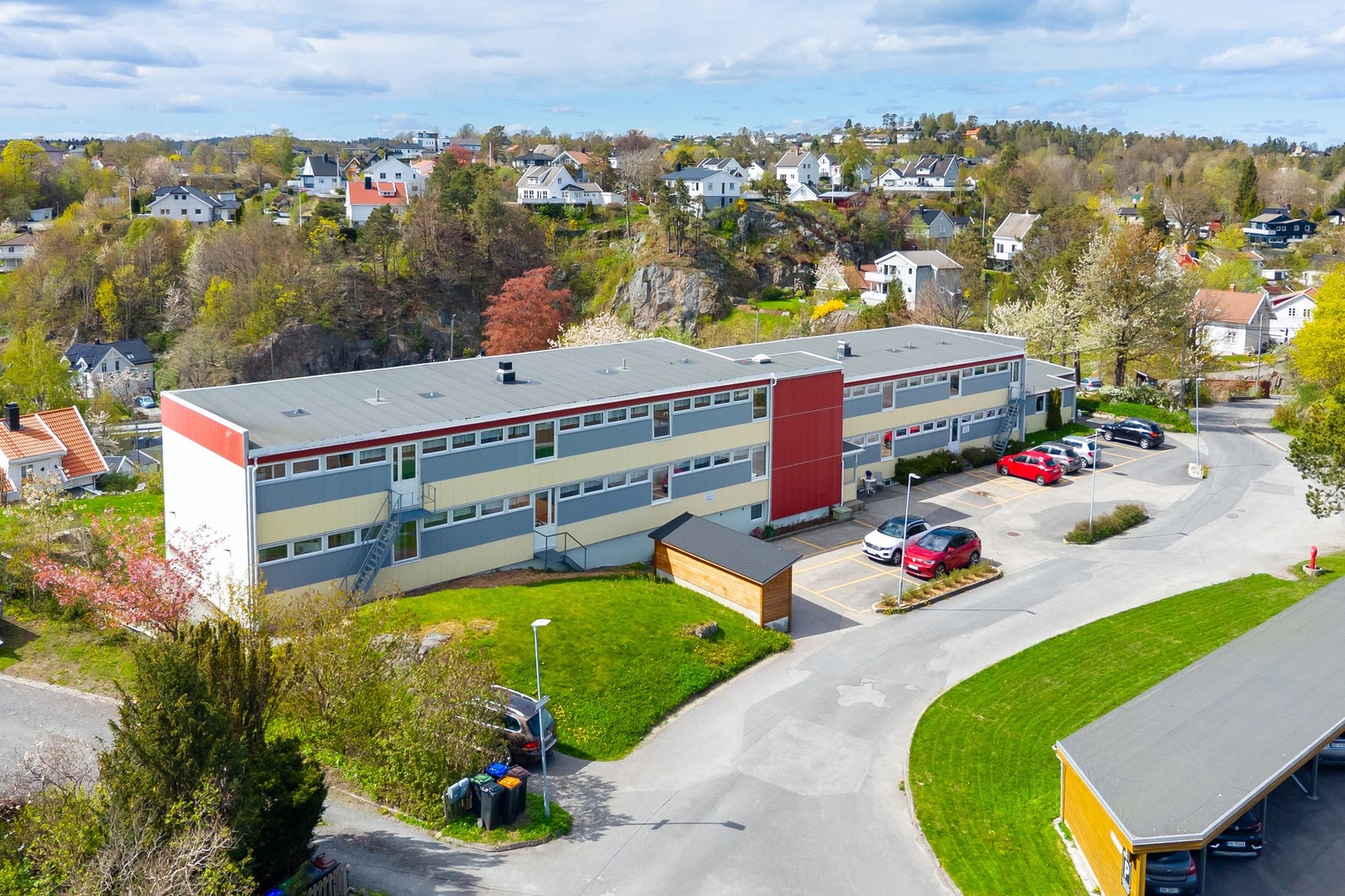 Bra med parkering på borettslagets tomt. Galleribilde