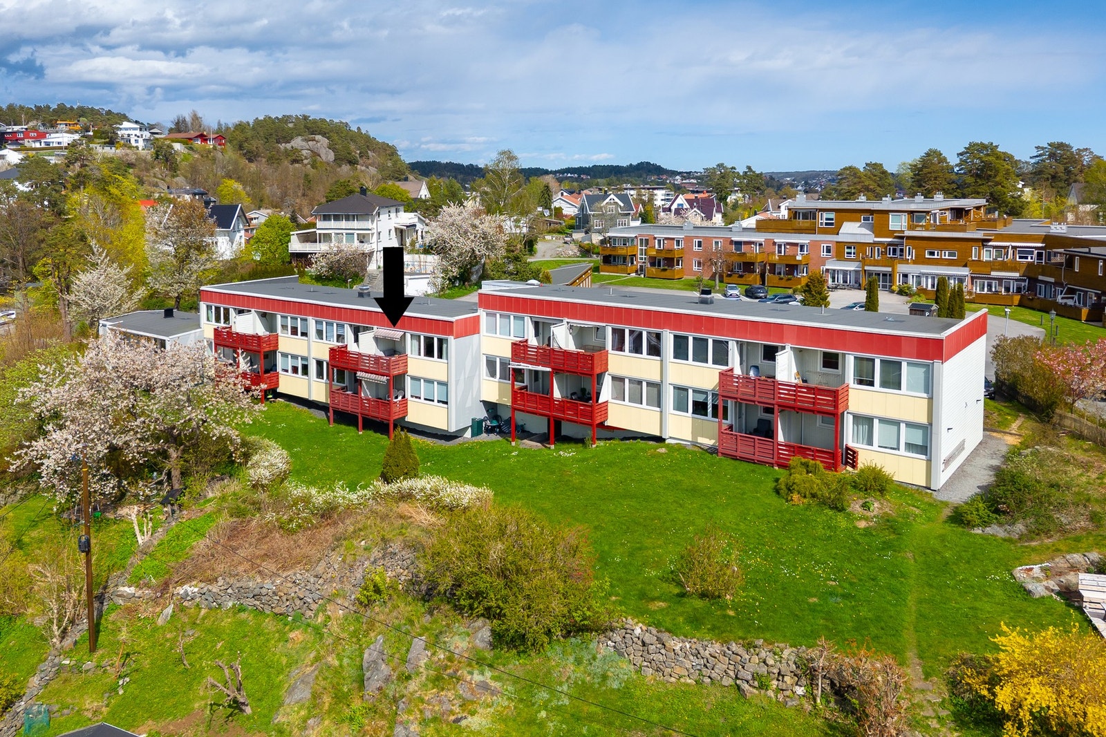 Leiligheten ligger sentralt til med korte avstander til sentrum, dagligvare, kollektivtransport, turområder, m.m. Galleribilde
