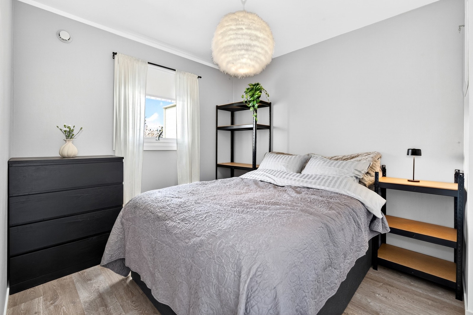 Romslig soverom med plass til dobbeltseng. Galleribilde