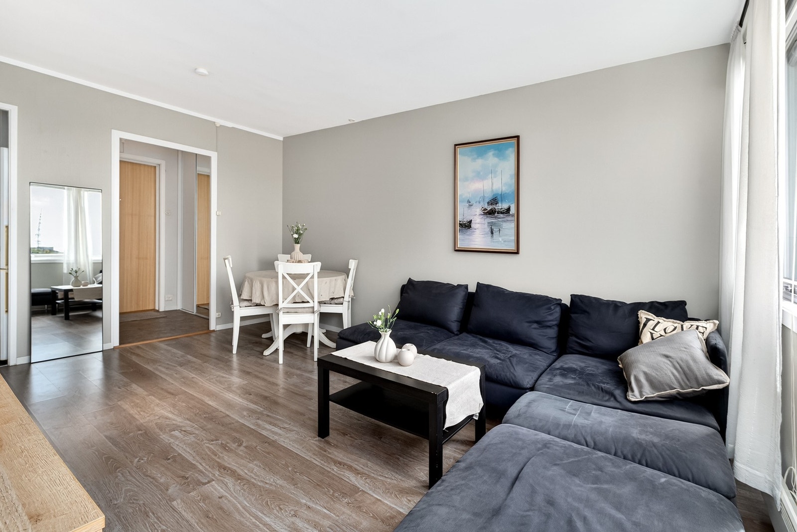 Plass til både sofagruppe og spisestue. Galleribilde