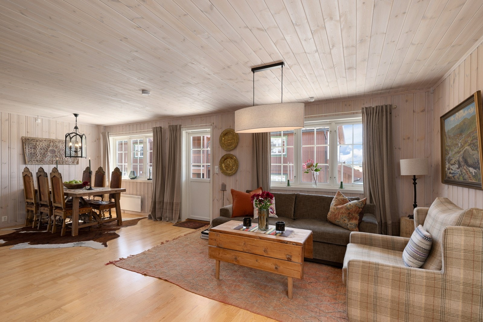 Stuen har en åpen løsning mot kjøkkenet, med god plass til både sofagruppe og spisebord. Galleribilde